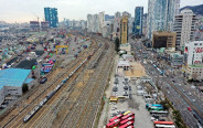 부산 동구와 중구 도심과 북항재개발 지역을 단절하고 있는 부산진역~부산역 사이 철길 모습. 부산일보DB