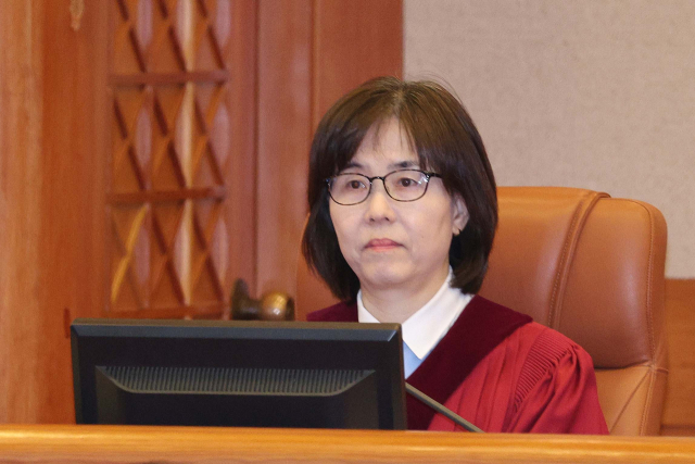 22일 서울 종로구 헌법재판소에서 열린 최상목 대통령 권한대행 부총리 겸 기획재정부 장관의 국회 추천 헌법재판관 후보자 미임명에 관한 권한쟁의 심판 1차 변론기일에 이미선 헌법재판관이 입장해 자리에 앉아있다. 연합뉴스