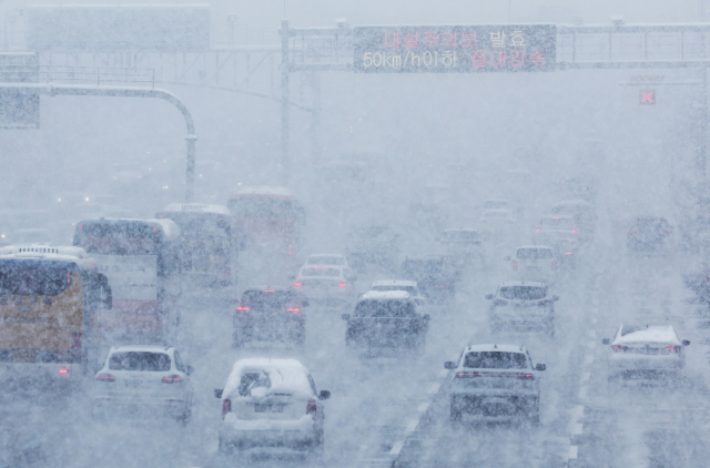 설 전날인 지난 28일 대설 경보가 발효 중인 경기도 오산시 경부고속도로 오산IC 부근에서 차량이 서행하고 있다. 연합뉴스