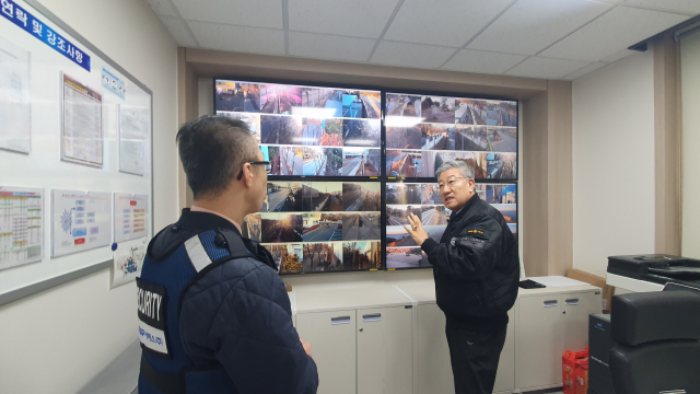 이철원(오른쪽) 한국동서발전 상임감사위원이 지난 29일 동해발전본부를 방문해 현장점검을 하고 있다. 동서발전 제공