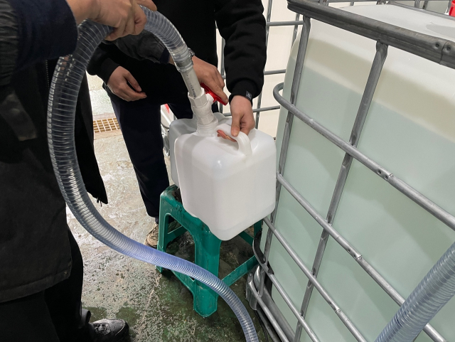 인천의 자동차용 요소수 제조업체에서 검사용 시료를 채취하는 모습. 석유관리원 제공