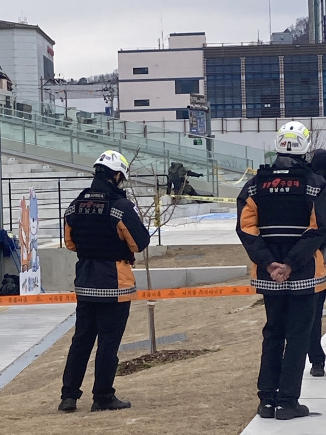 31일 오후 1시 20분께 진주시 본성동 진주대첩광장을 거닐던 행인(40대)으로부터 “수류탄으로 보이는 물건이 있다”는 신고가 접수돼 폭발물처리반(EOD)이 현장을 살피고 있다. 독자 제공
