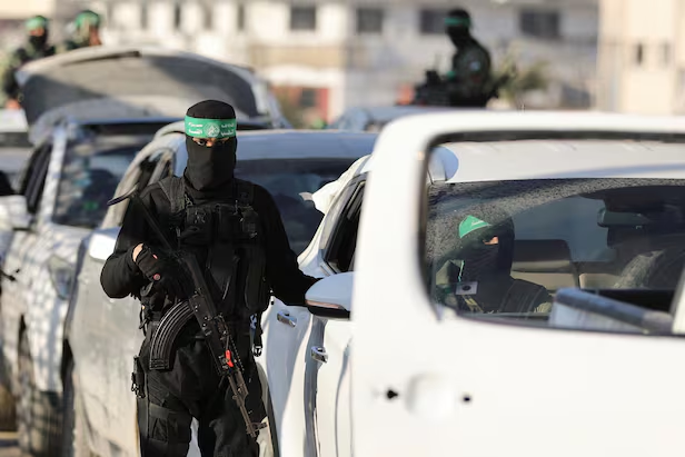 팔레스타인 무장단체 하마스 소속 군인이 1일 가자지구 가지시티에서 경비를 서고 있다. 로이터 연합뉴스