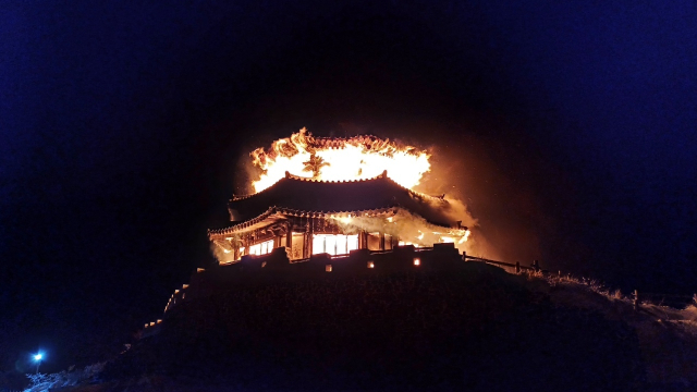 2일 0시23분 전북 무주군 덕유산 설천봉 내 위치한 ‘상제루’에서 화재가 발생해 화염이 치솟고 있다. 전북자치도소방본부 제공