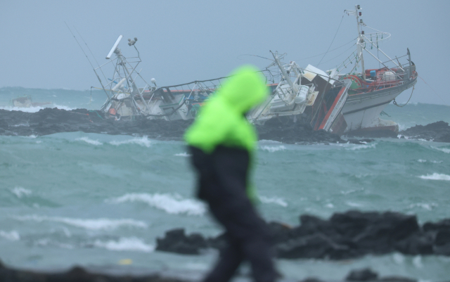 해경이 갯바위에서 실종자 수색을 하는 모습. 연합뉴스