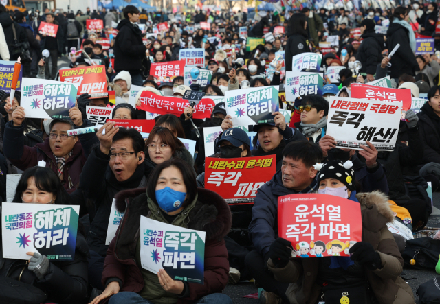 윤석열 즉각 퇴진·사회대개혁 비상행동이 1일 오후 서울 종로구 광화문 인근 도로에서 연 9차 범시민 총궐기대회에서 참가자들이 손팻말을 들고 있다. 연합뉴스