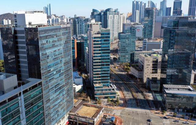 이재명 정부의 대표 현금성 복지 사업인 민생 회복 소비 쿠폰 지급에도 불구하고 소상공인의 어려움을 오히려 더 커진 것으로 나타났다. 오피스 건물이 밀집한 부산 해운대구 센텀시티 일대. 정종회 기자 jjh@