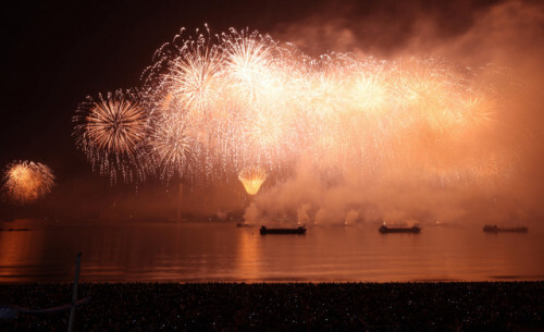 2023년 11월 4일 오후 부산 광안리해수욕장 일대에서 열린 제18회 부산불꽃축제에서 화려한 불꽃이 가을 밤바다를 수놓고 있다. 이재찬 기자 chan@