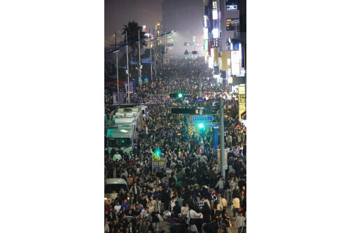 2023년 11월 4일 오후 제18회 부산불꽃축제가 열린 부산 수영구 광안리해수욕장 해변 일대가 관람을 마치고 집으로 돌아가는 시민들로 붐비고 있다. 이재찬 기자