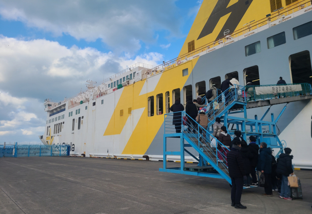 제주-완도 항로 한일골드스텔라호(카페리선)에 여객선 이용객들이 승선하는 모습. KOMSA 제공