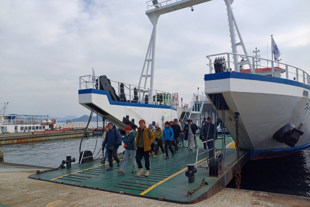통영-욕지 항로 가자바다로호(차도선)에서 여객선 이용객들이 하선하는 모습. KOMSA 제공