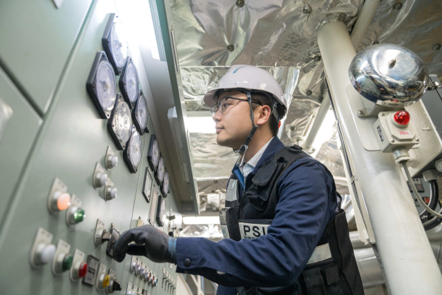 한국해양교통안전공단(KOMSA) 운항관리자가 여객선 출항 전 안전점검을 하고 있다. KOMSA 제공