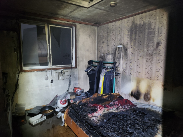 3일 부산 동구 초량동 A모텔에서 화재가 난 5층 객실. 부산소방재난본부 제공