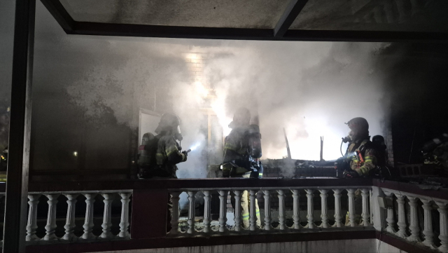 경남소방본부 소속 소방관들이 3일 오후 10시 57분 양산시 신기동 2층 다세대 주택에서 발생한 불을 진화하고 있다. 경남소방본부 제공