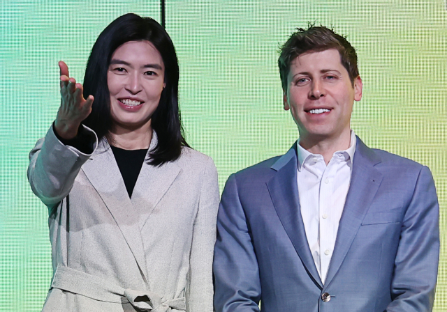 정신아 카카오 대표가 4일 기자간담회에서 샘 올트먼 오픈AI CEO와 기념촬영하고 있다. 연합뉴스