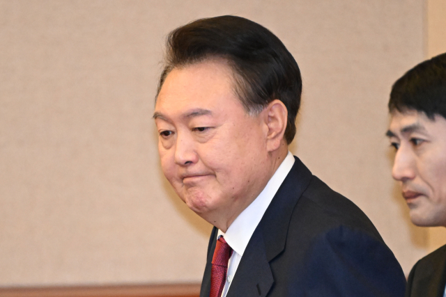 윤석열 대통령 탄핵심판 5차 변론이 열린 4일 서울 종로구 헌법재판소 대심판정에 입장하는 모습. 연합뉴스