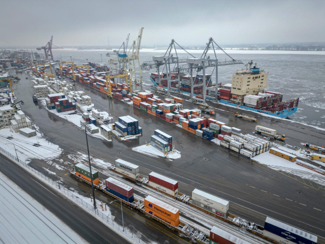 도널드 트럼프 미국 대통령이 멕시코와 캐나다에 대한 25% 관세 부과를 한 달간 전격 유예했지만, 중국에 대한 추가 관세 10% 부과는 4일(현지 시간) 발효되면서 관세 전쟁의 위기감은 계속 고조되고 있다. 캐나다 몬트리올항 모습. AFP연합뉴스