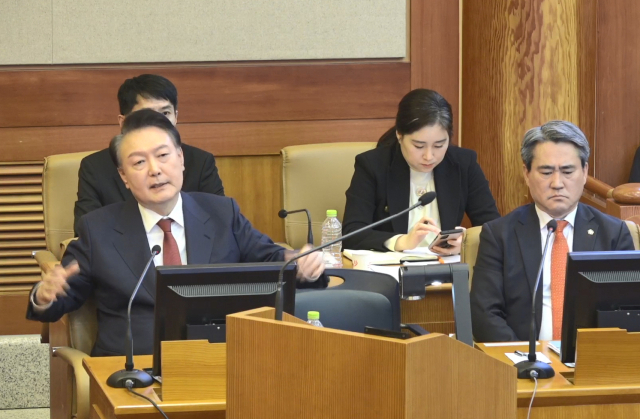 윤석열 대통령이 4일 서울 종로구 헌법재판소에서 열린 본인의 탄핵심판 5차 변론에 피청구인으로 출석해 진술하고 있다. 연합뉴스