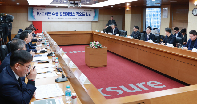 이호현 산업통상자원부 에너지정책실장은 4일 오후 서울 종로구 한국무역보험공사 중회의실에서 코트라, 한전, 현대건설, LS일렉트릭, 대한전기협회를 비롯한 관련 수출지원기관 및 전력공기업, 협회, EPC·기자재기업의 관계자 등이 참석한 가운데 ‘글로벌 시장의 대규모 전력 수요를 활용한 우리 기업들의 시장 진출 기회 방안을 모색’하기 위해 열린 ‘K-그리드 수출 얼라이언스 킥오프 회의’를 주재했다. 산업부 제공
