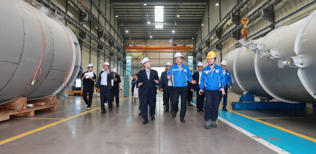 강경성(현 코트라 사장) 당시 산업통상자원부 1차관이 지난해 7월 부산 강서구에 위치한 ‘K-조선 초격차 비전 2040’ 이행의 핵심축인 선박 기자재업체 파나시아를 찾아 기자재 생산공정을 둘러보고 있다. 산업부 제공