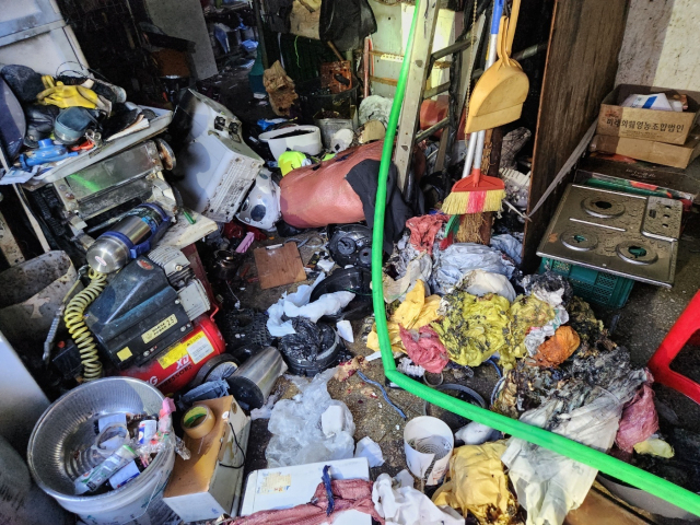 지난 4일 불이 난 부산 동구 한 고물상 내부. 부산소방재난본부 제공