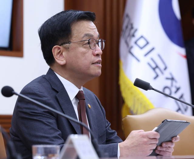 최상목 대통령 권한대행 부총리 겸 기획재정부 장관이 5일 정부서울청사에서 열린 '국정현안관계장관회의 겸 경제관계장관회의 겸 산업경쟁력강화관계장관회의'에서 발언하고 있다. 연합뉴스