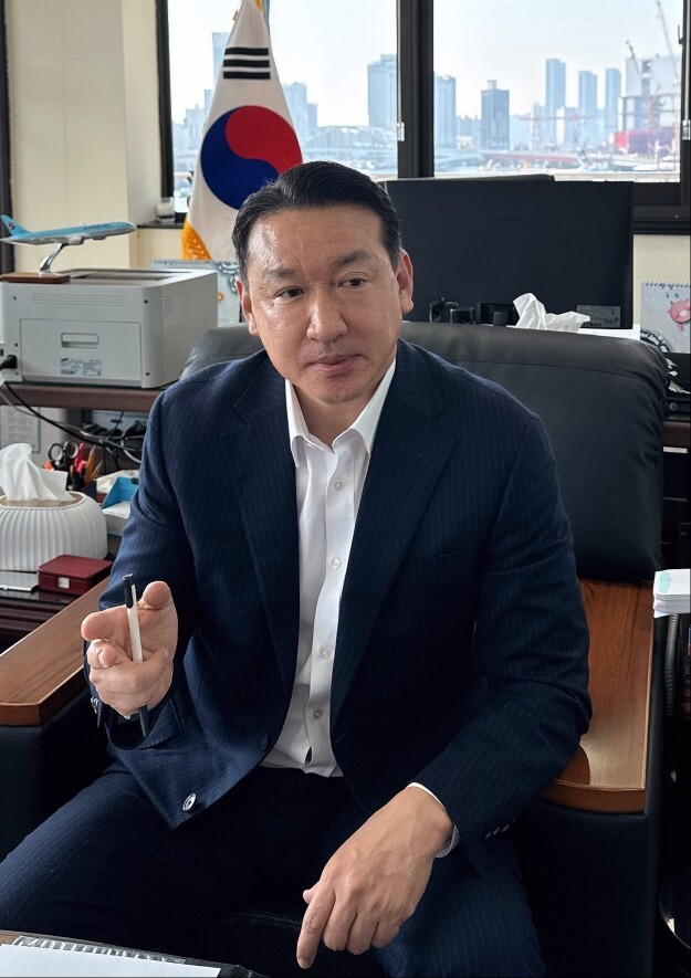 박병근 부산항운노조 위원장. 부산일보 DB