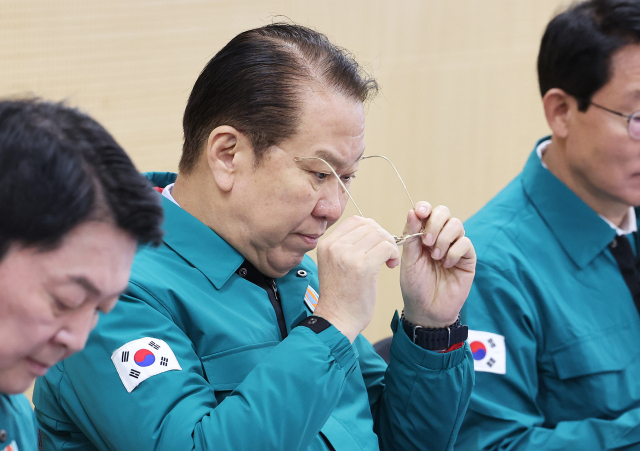 국민의힘 권영세 비상대책위원장이 5일 오전 경기도 평택시 고덕변전소에서 열린 ‘AI 혁명 위한 전력망 확충 현장 방문 및 간담회’에서 안경을 고쳐 쓰고 있다. 연합뉴스