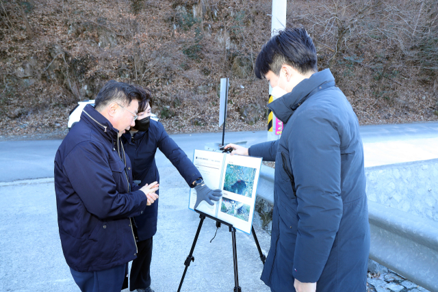 정현섭 진해구청장이 5일 지난해 폭우로 큰 피해를 본 소사1동 하천을 찾아 재난 예방 공사 상황을 직접 살피고 있다. 진해구 제공
