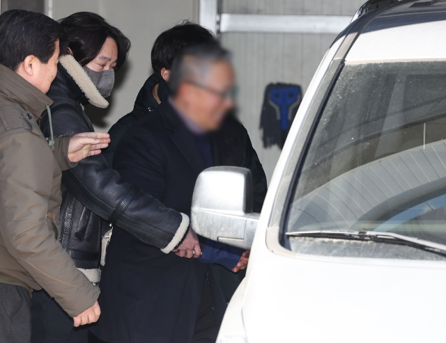 서울서부지법에서 벌어진 폭력 집단난동 사태에 가담한 사랑제일교회 특임전도사 윤 모 씨가 5일 오후 서부지법에서 열리는 구속 전 피의자 심문(영장실질심사) 출석을 위해 서울 마포경찰서를 나서고 있다. 연합뉴스