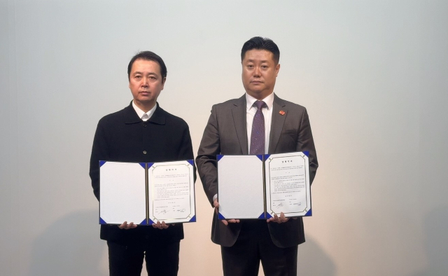 니즈퍼샌드 서재남 회장(왼쪽)과 한국블록체인콘텐츠협회 황성익 회장이 업무협약을 체결 후 기념 촬영을 하고 있다. 니즈퍼샌드 제공