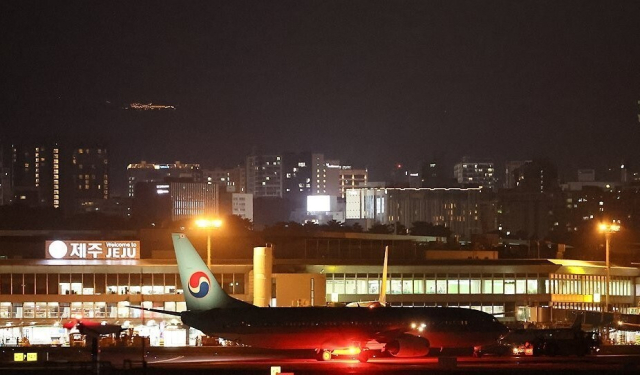 제주공항 활주로에 멈춰선 여객기. 연합뉴스
