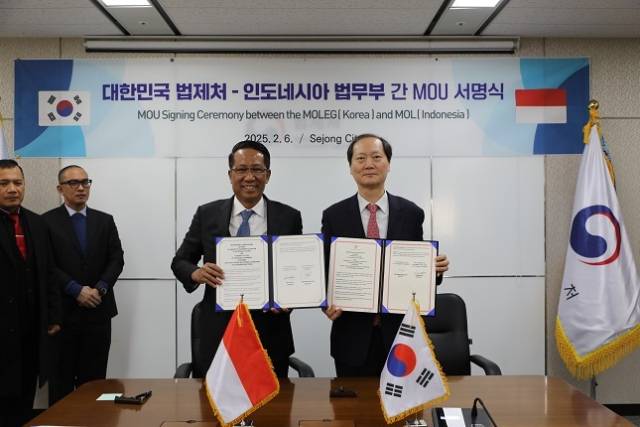 이완규 법제처장(오른쪽)과 수프라트만 안디 아그따스 인도네시아 법무부장관이 양해각서를 들어보이고 있다. 법제처 제공