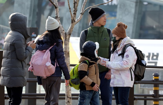 ‘봄이 시작된다’는 절기 입춘(立春)인 지난 3일 부산역 앞 버스정류장에서 외국인 관광객들이 두터운 옷차림으로 지나가고 있다. 북서쪽에서 찬 공기가 내려오면서 절기가 무색하게 기온이 큰 폭으로 떨어져 이번 주 내내 한파가 이어질 예정이다. 정종회 기자 jjh@