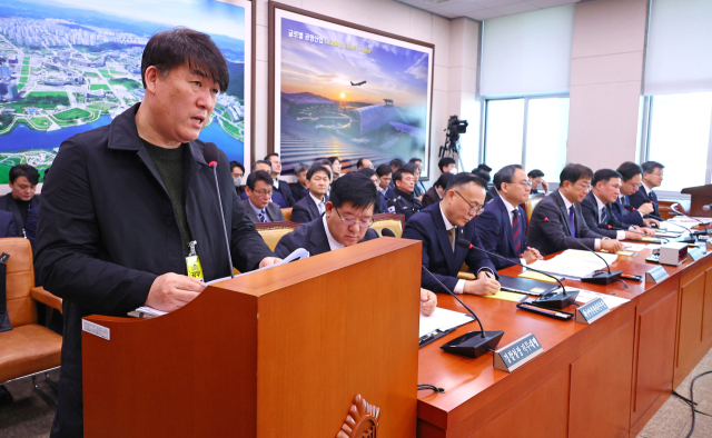 박한신 유가족협의회 대표가 6일 서울 여의도 국회에서 열린 12·29 여객기 참사 진상규명과 피해자 및 유가족 피해구제를 위한 특별위원회 전체회의에서 발언하고 있다. 연합뉴스