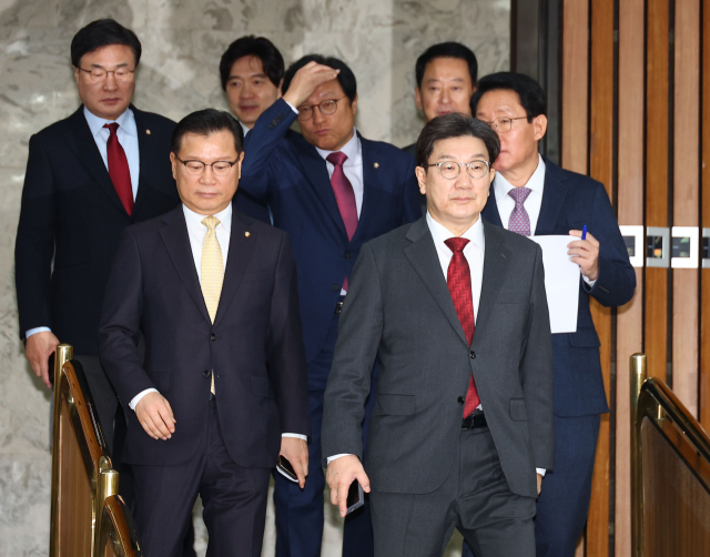 국민의힘 권성동 원내대표가 7일 오전 국회에서 열린 원내대책회의에 참석하고 있다. 연합뉴스