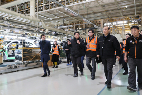 박형준 시장, 르노 부산 공장 찾아 “미래차 프로젝트 지원”