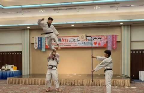 동명대 K-sports태권도학과 학생들이 일본 현지에서 K-태권도 시범 공연을 선보이고 있다. 동명대 제공