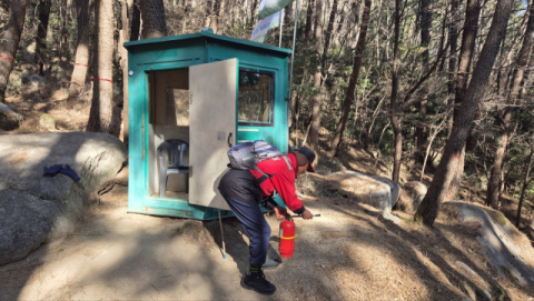 비상근무중인 공단 산불감시요원이 소화기를 점검하고 있다.