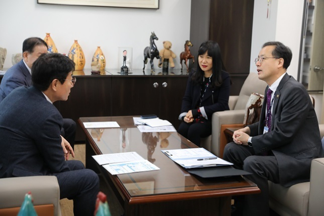 이형일 통계청장(오른쪽 첫번째)이 ‘2025년 전국사업체조사’ 대상 사업체인 금수티아이를 방문하여 조사에 대해 설명하고 조사 협조를 당부하고 있다. 통계청 제공