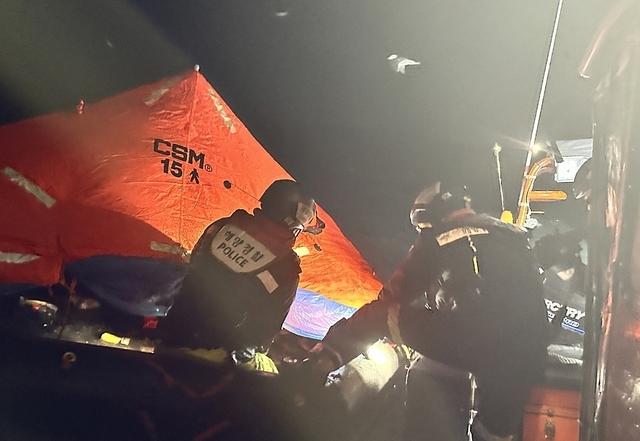 9일 오전 전남 여수시 하백도 인근 해상에서 승선원 14명이 탑승한 대형 트롤 어선이 침몰해 여수해경이 구명 뗏목에 대기 중인 승선원을 구조하고 있다. 여수해양경찰서 제공