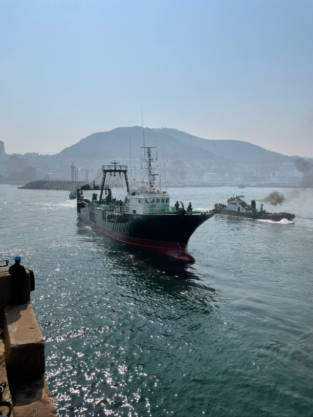 9일 새벽 전남 여수시 하백도 인근 해상에서 침몰한 139t 대형 트롤 어선 제22서경호 모습. 연합뉴스