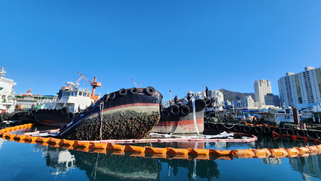 부산 영도구 봉래동 물양장에서 선박이 침몰했다. 부산해양경찰서 제공