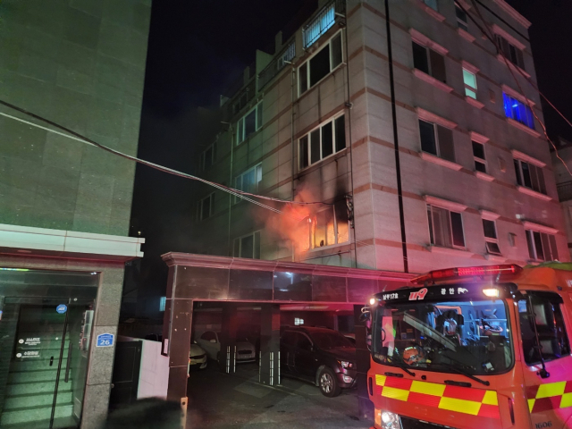 부산 수영구의 한 공동주택에서 돈가스를 조리하던 중 불이 났다. 부산소방재난본부 제공