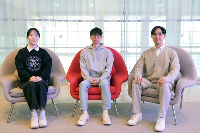 (우측부터) 곽원진 교수, 이현욱 연구원, 윤홍빈 연구원. UNIST 제공