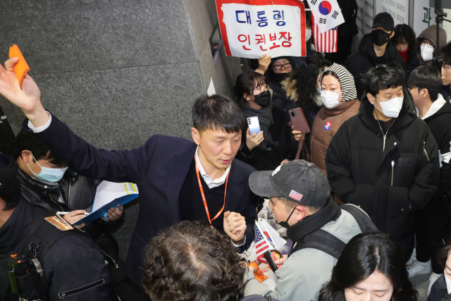국가인권위원회 2025년 제2차 전윈위원회가 열린 10일 서울 중구 국가인권위 로비에서 관계자가 방청권을 배포하고 있다. 연합뉴스