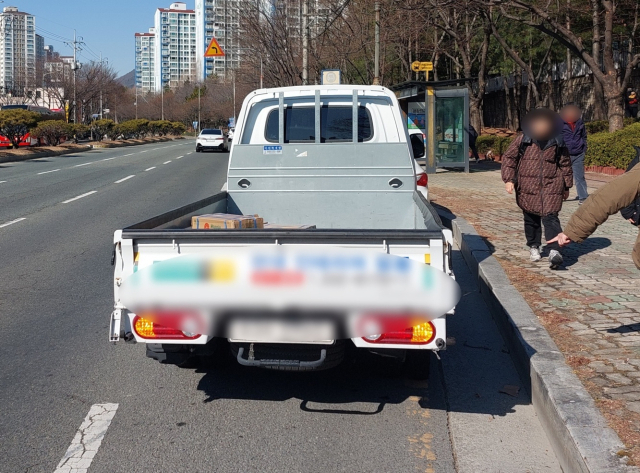 지난 10일 경남 김해시 구산동에서 발생한 화물차와 오토바이 사고 현장. 독자 제공