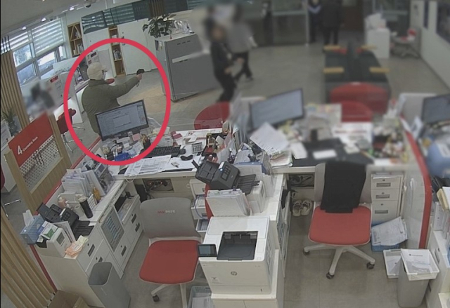 올해 2월 10일 오전 10시 58분께 부산 기장군 한 은행에 괴한이 침입해 강도 행각을 벌이고 있다. 연합뉴스