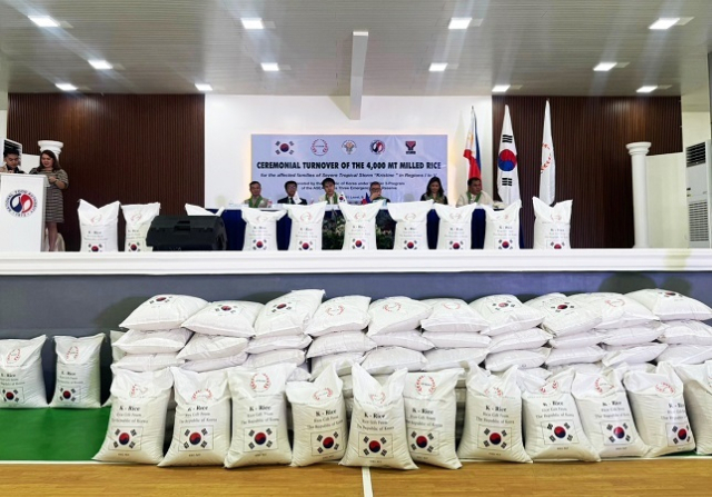 대한민국 애프터 원조 쌀 4000톤 필리핀 분배식. aT 제공