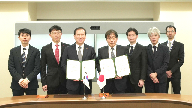 김동섭 한국석유공사 사장(왼쪽 세 번째), 다카하라 이치로 조그멕(JOGMEC) 회장 겸 대표이사(오른쪽 세 번째)가 일본 조그멕 본사에서 MOU 체결 후 기념사진을 촬영하고 있다. 석유공사 제공